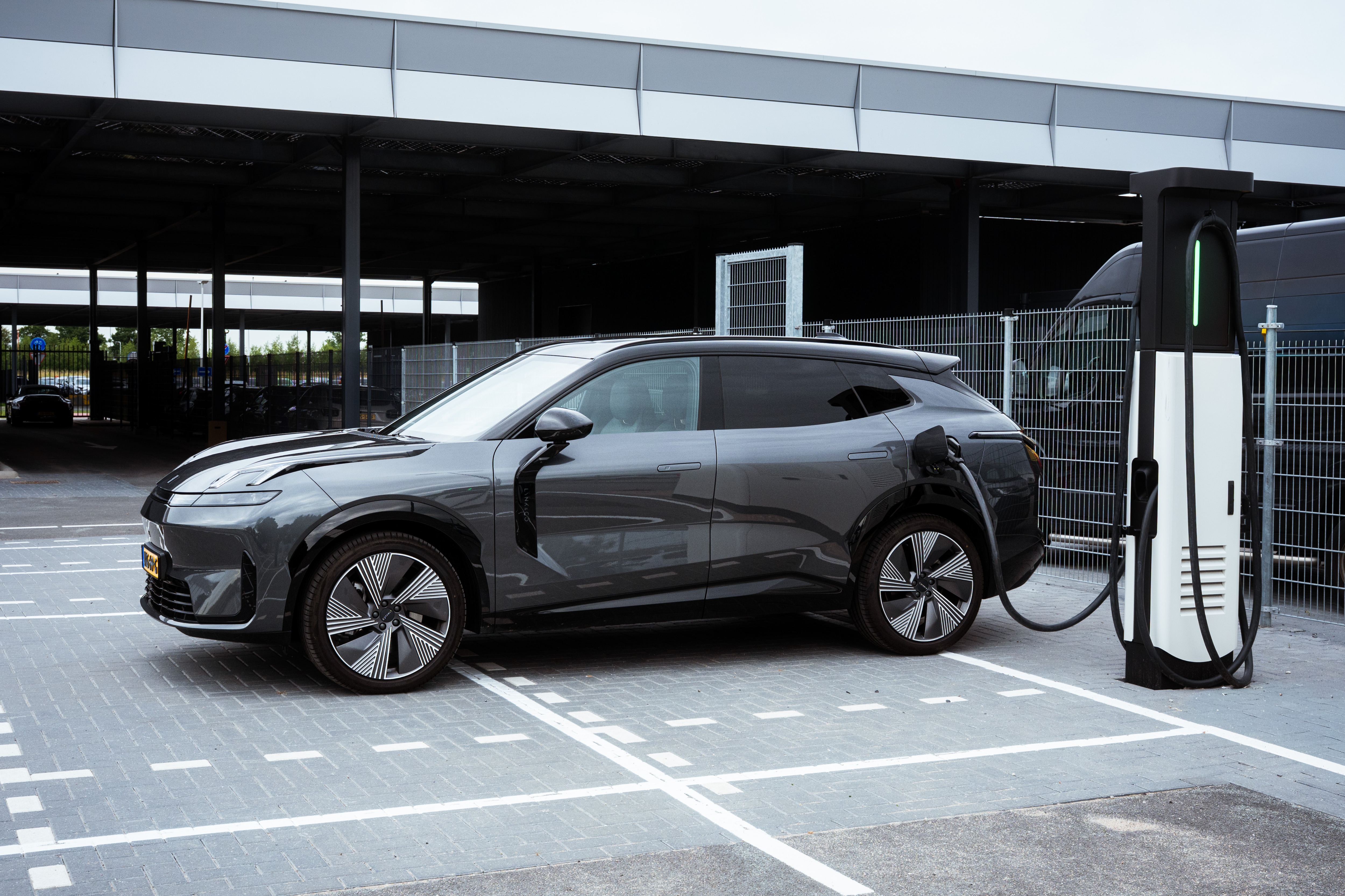 Met een elektrische auto op vakantie? Zo bereid je je roadtrip goed voor